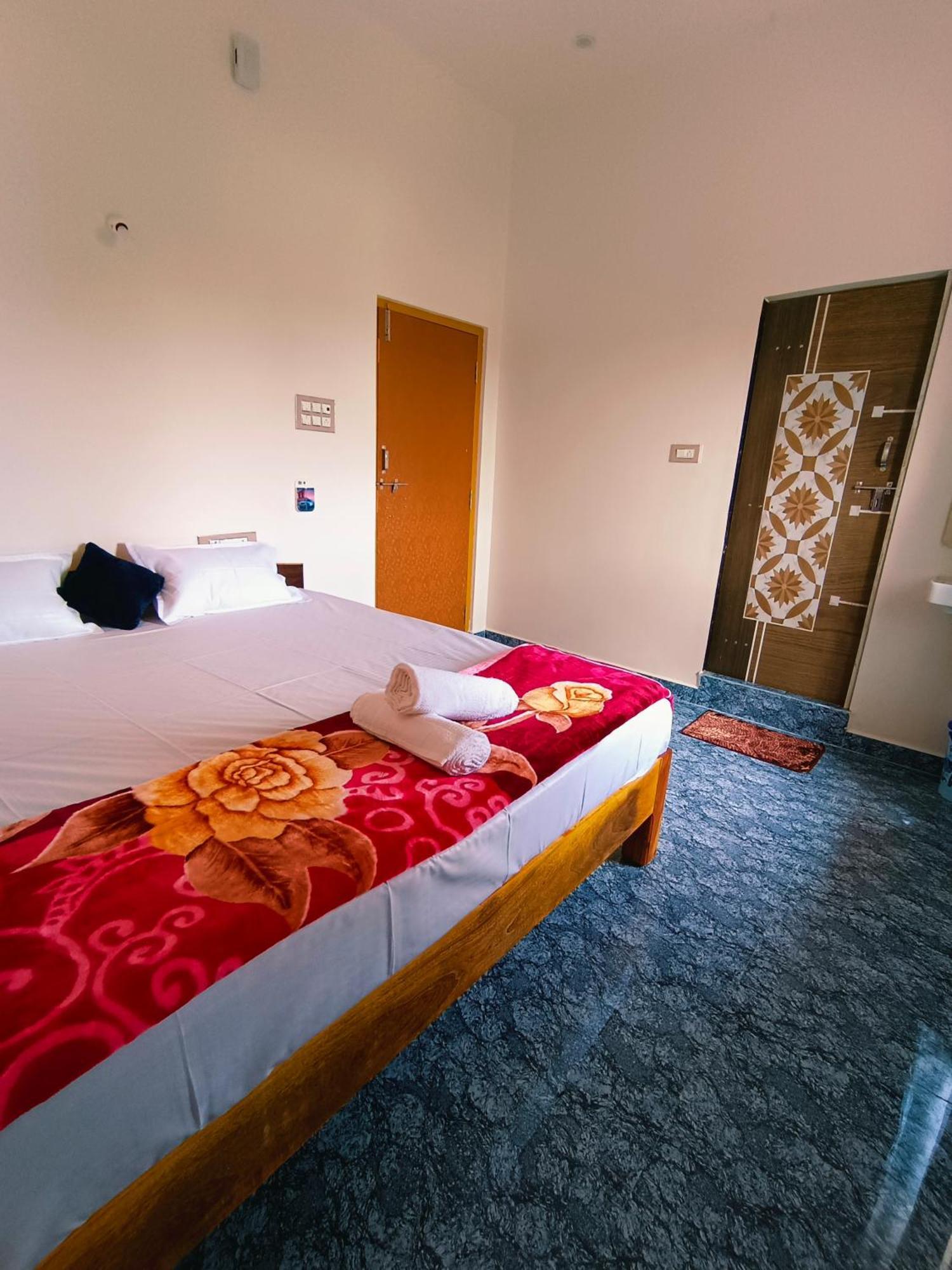 Hampi Anjana Home Stay Exterior photo
